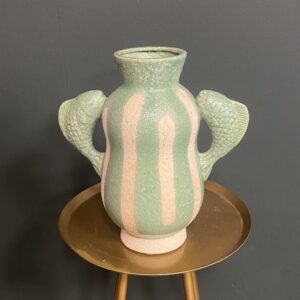 stenen vaas met vis detail