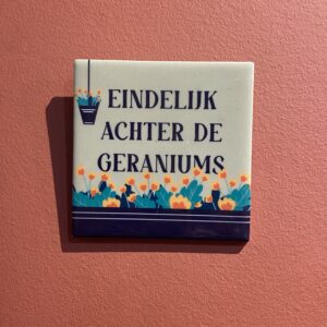 Tegeltje - Achter de geraniums