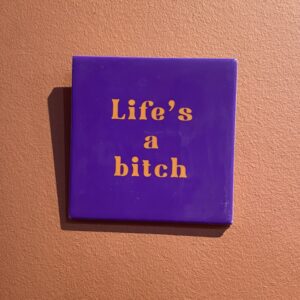 Tegeltje - Life's a bitch